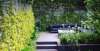 的野外花房为门口的台阶和窗外的花园，赋予生机和活力！日本夫