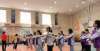 中国的年轻人，努力“往上走”｜身高近1.8米的体育老师在课堂上应该仰视后排的学生