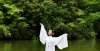 文明新潮流贵州96年女孩杨柳：水中独竹上翩翩起舞，轻盈优美，令人惊叹网上祭