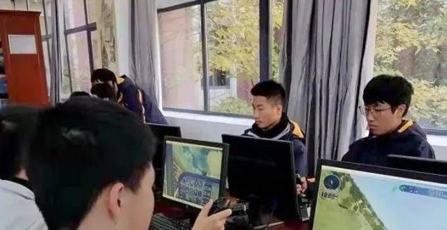 当普遍现象酷～嘉定这所学校里“藏”着上海航空运动模拟飞行训练基地！越是调